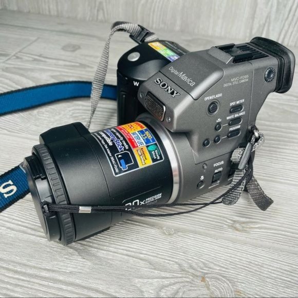 Vintage Sony Mavica video camera and camera with 2 battery’s and charger 2.1 mp - Picture 4 of 7